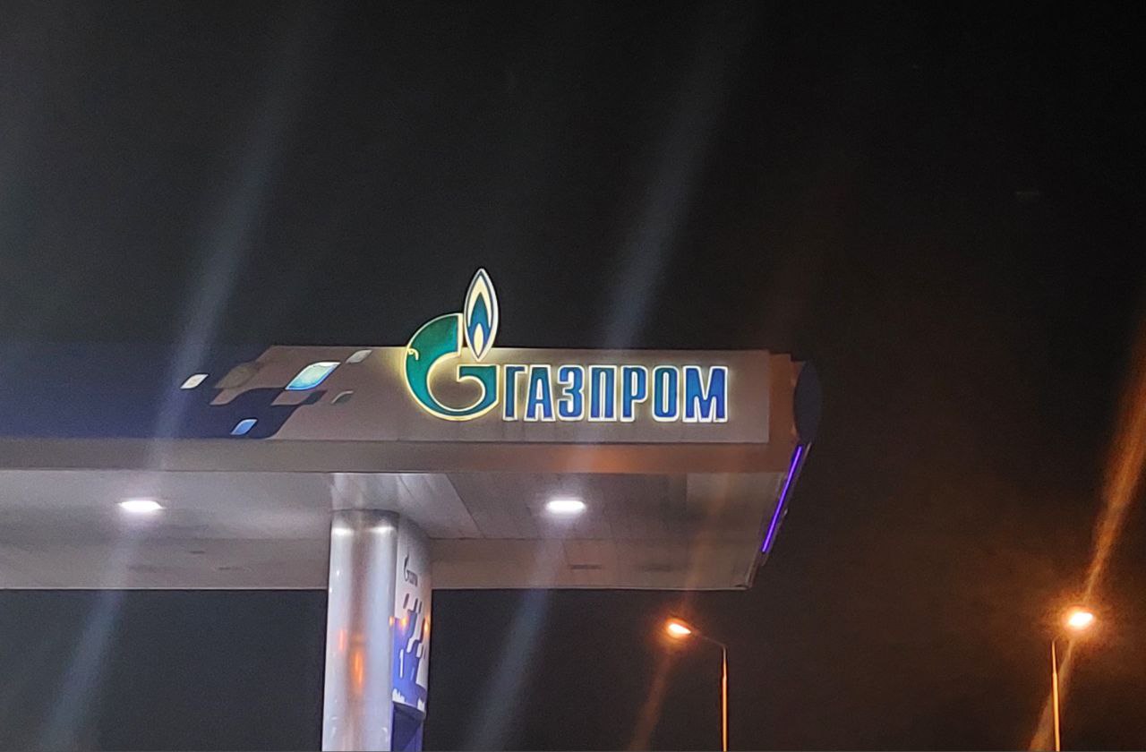 Водители на АЗС нашли способ получить больше бензина при медленной заправке
