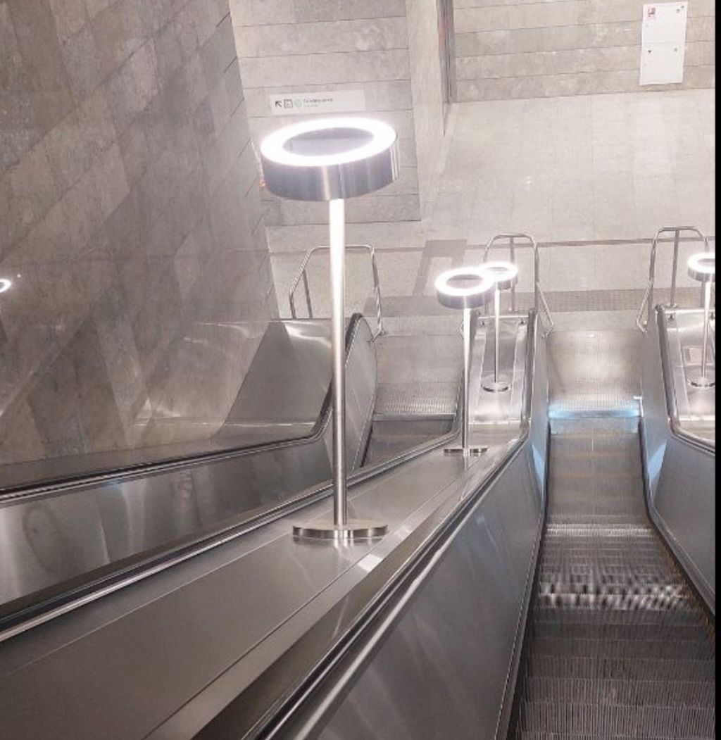 Пассажир упал на рельсы в московском метро, засмотревшись в телефон