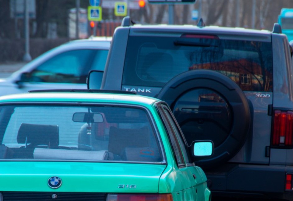 Водителей в России оштрафовали за езду без света и ПДД на дорогах