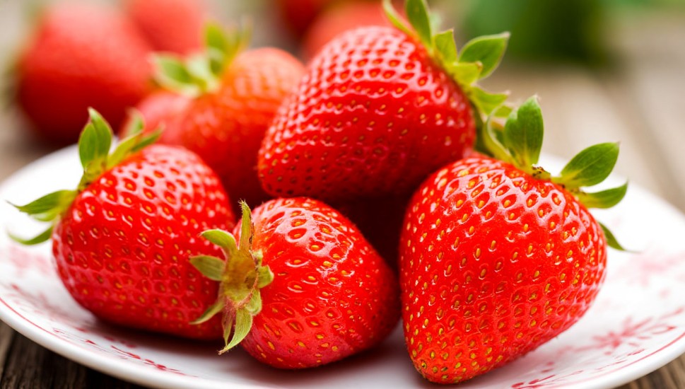 Российские пенсионерки перепродают китайскую клубнику под видом местной