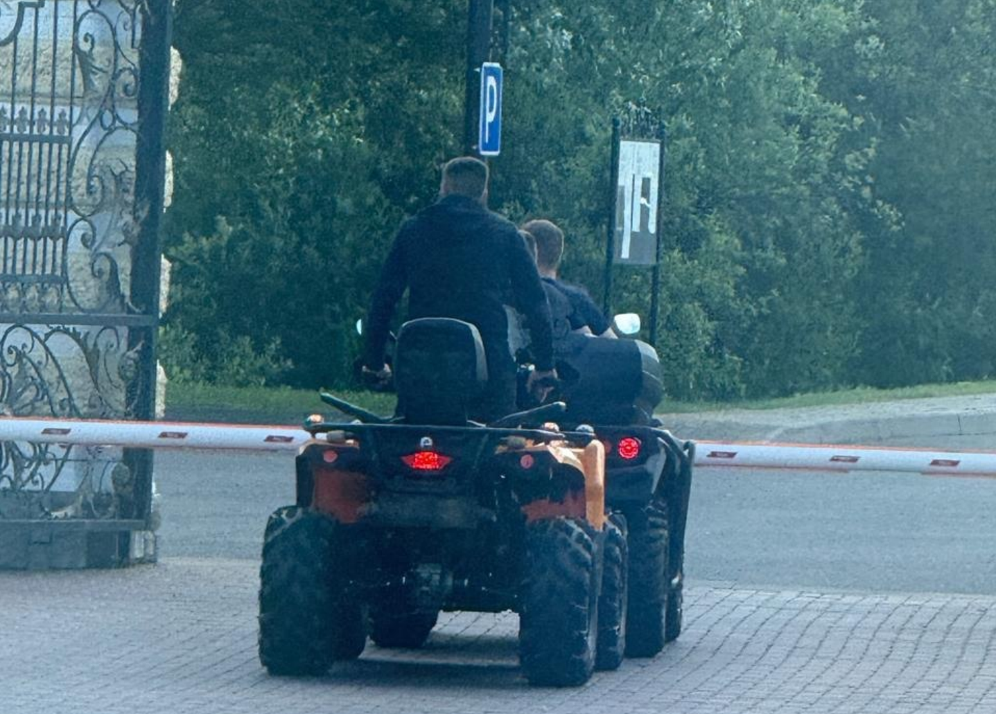 Советник Минкульта Павел Карташев демонстративно игнорирует правила посёлка